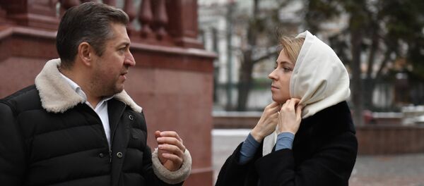 Заместитель председателя комитета Государственной Думы РФ по безопасности и противодействию коррупции Наталья Поклонская и ее супруг руководитель аппарата Уполномоченного по правам человека в России Иван Соловьев в Рождественский сочельник у Александро-Невского кафедрального собора в Симферополе. - 俄罗斯卫星通讯社