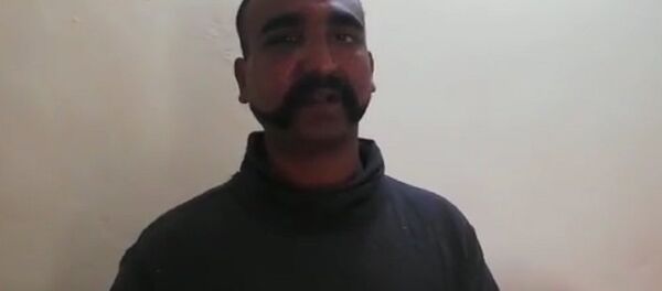 巴軍擊落的疑似印度飛機飛行員接受審訊的視頻在網上公開 - 俄羅斯衛星通訊社