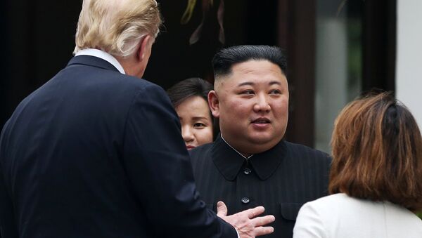 Президент США Дональд Трамп и лидер Северной Кореи Ким Чен Ын во время второго саммита США-КНДР в Ханое, Вьетнам - 俄罗斯卫星通讯社