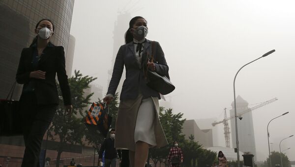 Девушки в масках от смога в центре Пекина - 俄罗斯卫星通讯社