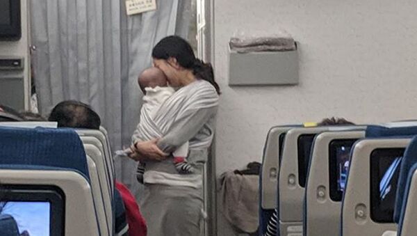 一位母親怕寶寶坐飛機哭鬧 準備200份小禮物表歉意 - 俄羅斯衛星通訊社