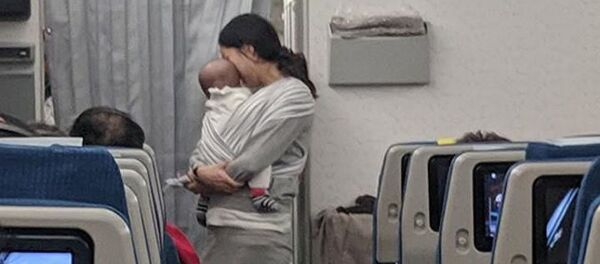 一位母親怕寶寶坐飛機哭鬧 準備200份小禮物表歉意 - 俄羅斯衛星通訊社