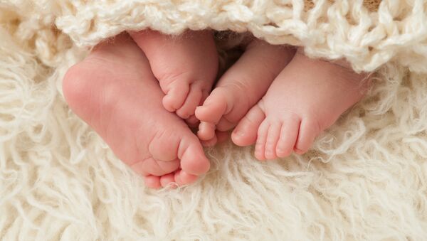 一个带着自己双胞胎姐妹的女孩出生在哥伦比亚 - 俄罗斯卫星通讯社