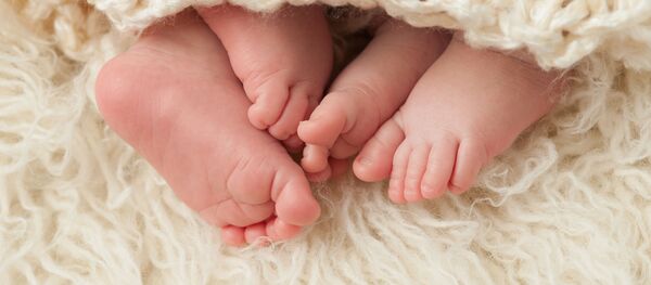 一个带着自己双胞胎姐妹的女孩出生在哥伦比亚 一个带着自己双胞胎姐妹的女孩出生在哥伦比亚 - 俄罗斯卫星通讯社