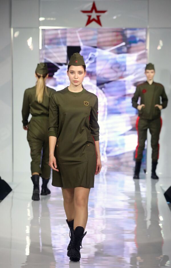 模特展示時裝設計師克里斯蒂娜·科爾普設計的“忠於祖國”軍裝系列 - 俄羅斯衛星通訊社
