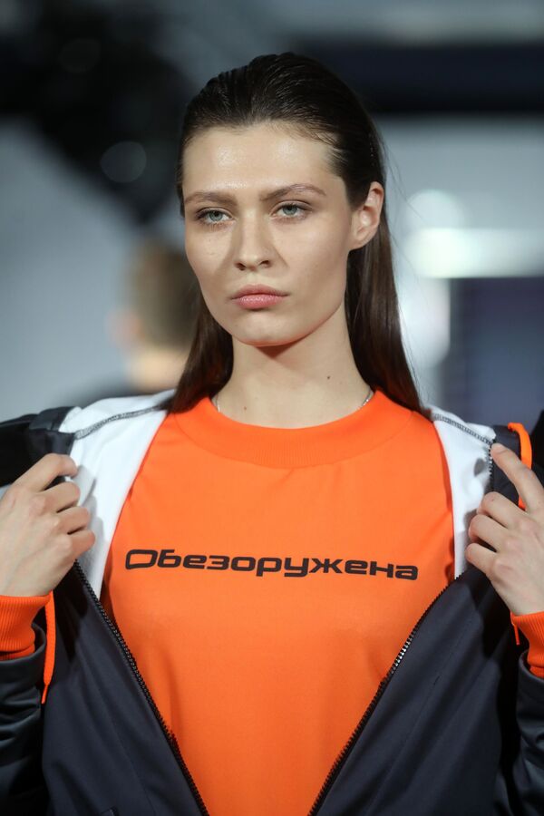 模特展示時裝設計師尤利婭·馬拉佐娃設計的“無雙軍人”軍裝系列 - 俄羅斯衛星通訊社