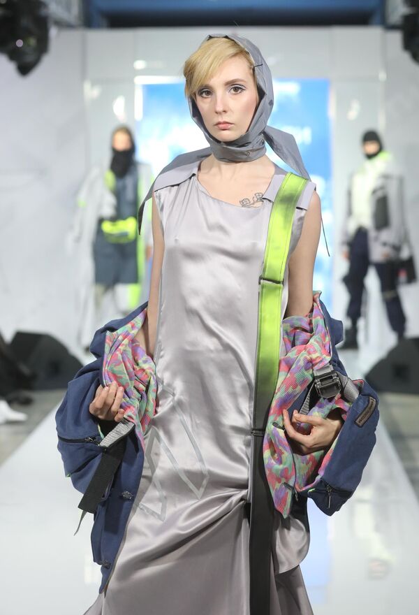 模特展示時裝設計師雅麗安娜·穆罕穆德設計的“和平之路”軍裝系列 - 俄羅斯衛星通訊社