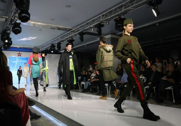 模特在“俄罗斯军队”军服设计大赛决赛上展示军服 - 俄罗斯卫星通讯社