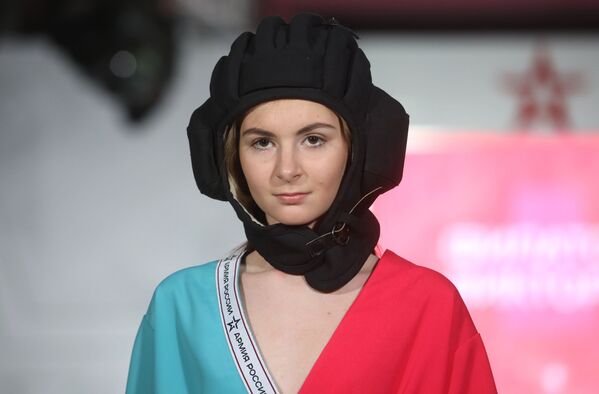 模特展示时装设计师维克多利亚·费拉多娃的“坦克隆隆”军装系列 - 俄罗斯卫星通讯社