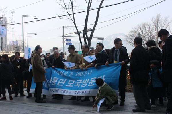 1919年3月，独立宣言在汉城（现在的韩国首尔市）发表。这份独立宣言由33名爱国人士署名，并在塔洞公园宣读，这些人为三一运动的核心。 - 俄罗斯卫星通讯社