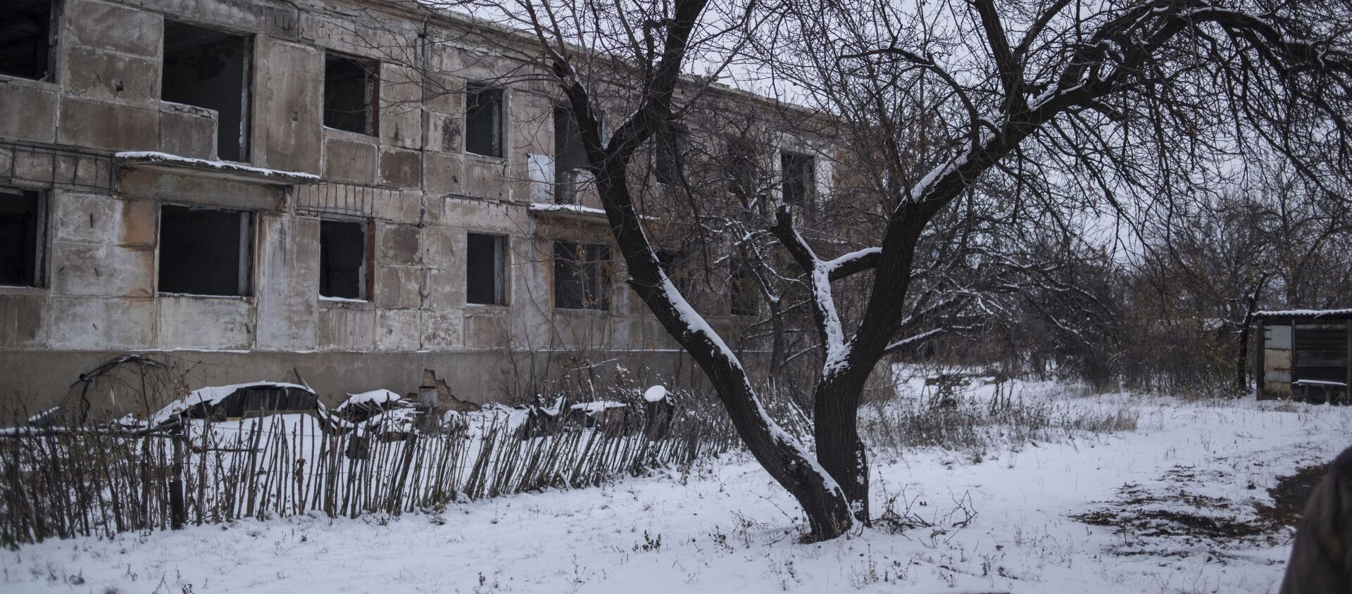 Разрушенный дом в поселке Донецкий Луганской области - 俄罗斯卫星通讯社, 1920, 10.03.2021