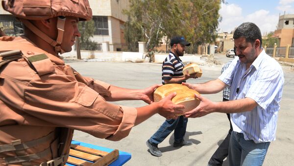 俄軍方向阿勒頗居民分發4噸麵包 - 俄羅斯衛星通訊社