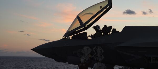 Американский пилот в кабине истребителя F-35C Американский пилот в кабине истребителя F-35C - 俄羅斯衛星通訊社