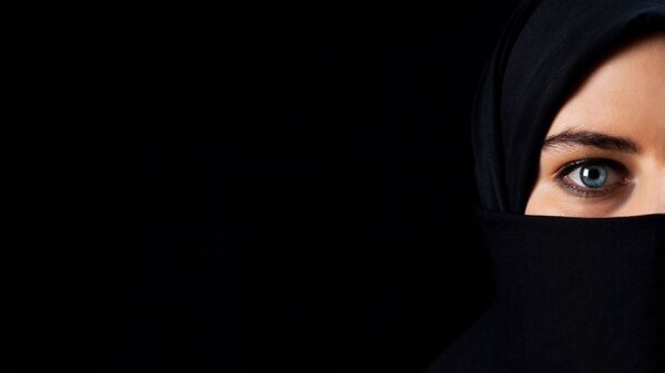 伊朗东部地方政府敦促各机构不要为没有戴头巾的女性提供服务 - 俄罗斯卫星通讯社