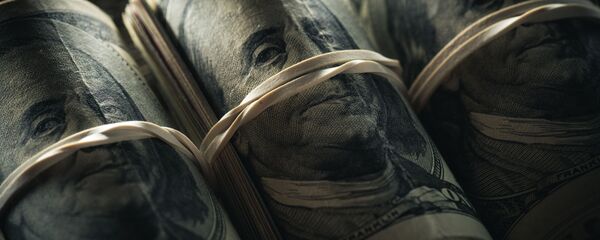 Скрученная пачка долларовых банкнот - 俄羅斯衛星通訊社