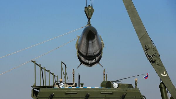 Загрузка ракеты на пусковую установку ракетного комплекса - 俄罗斯卫星通讯社