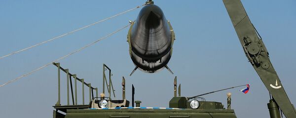 Загрузка ракеты на пусковую установку ракетного комплекса - 俄羅斯衛星通訊社