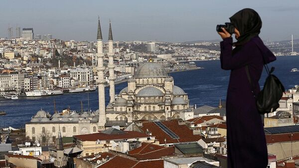 Женщина фотографирует Стамбул - 俄罗斯卫星通讯社