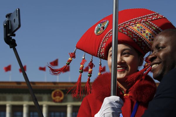 中国十三届全国人大二次会议上的礼仪小姐 - 俄罗斯卫星通讯社