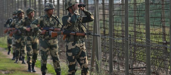 Индийские пограничники на границе с Пакистаном в секторе Ranbir Singh Pora - 俄罗斯卫星通讯社