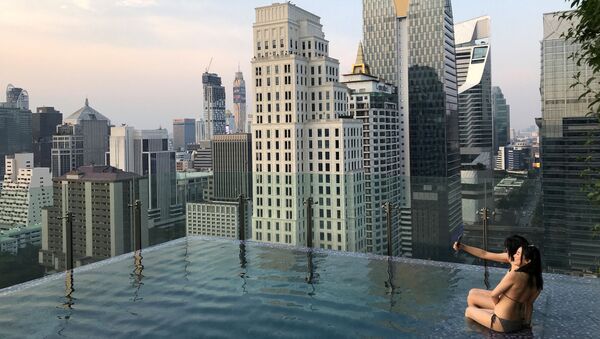 Туристы в бассейне на крыше отеля в центре Бангкока, Таиланд - 俄罗斯卫星通讯社