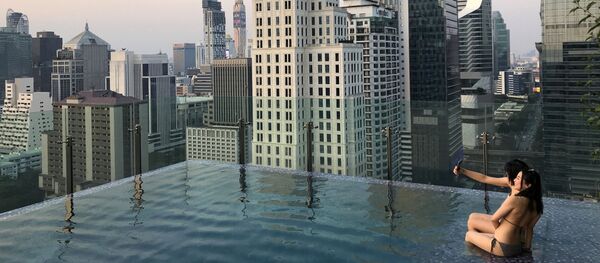 Туристы в бассейне на крыше отеля в центре Бангкока, Таиланд - 俄羅斯衛星通訊社