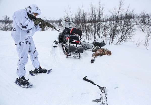 俄罗斯联邦国家近卫军部队管理局摩尔曼斯克州分局“貂熊”特别迅速应变分队战士在北极训练。 - 俄罗斯卫星通讯社