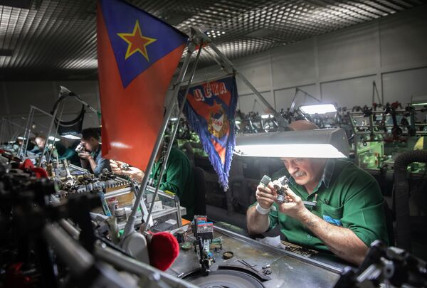 工作人員在車間打磨鑽石。橢圓形“華麗粉鑽”重14.83克拉，曾在莫斯科埃羅莎公司鑽石展上展出 - 俄羅斯衛星通訊社