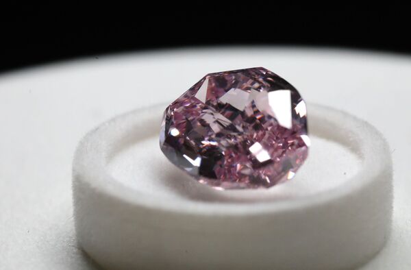 埃罗莎钻石展上展出的“优雅淡紫钻”（Fancy Deep Purple-Pink Diamond），重11.06克拉，枕形切工。据世界权威宝石鉴定中心美国宝石学院（GIA）鉴定，这颗钻石是中心成立以来见过的这种颜色的最大钻石。 - 俄罗斯卫星通讯社