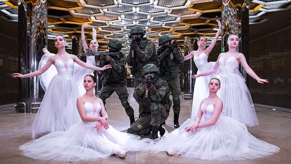 俄罗斯士兵与芭蕾舞演员地铁合影 - 俄罗斯卫星通讯社