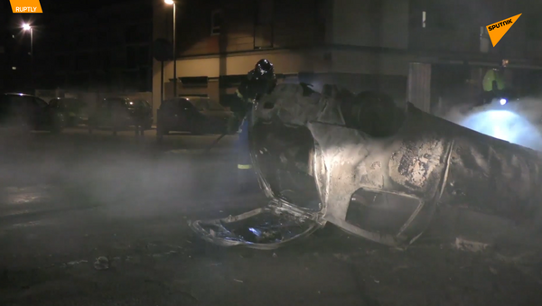 法国示威者焚烧数十辆汽车抗议警方 - 俄罗斯卫星通讯社