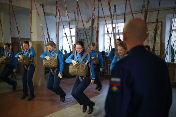 克拉斯諾達爾高等軍事航空飛行學校飛行培訓課上的女學員 - 俄羅斯衛星通訊社