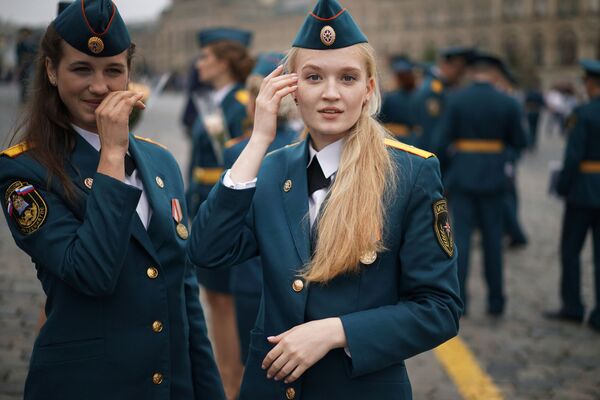 俄羅斯緊急情況部下屬學校的女畢業生在紅場上 - 俄羅斯衛星通訊社