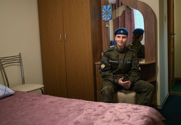 克拉斯諾達爾高等軍事航空飛行學校的女飛行員學員在宿舍里 - 俄羅斯衛星通訊社