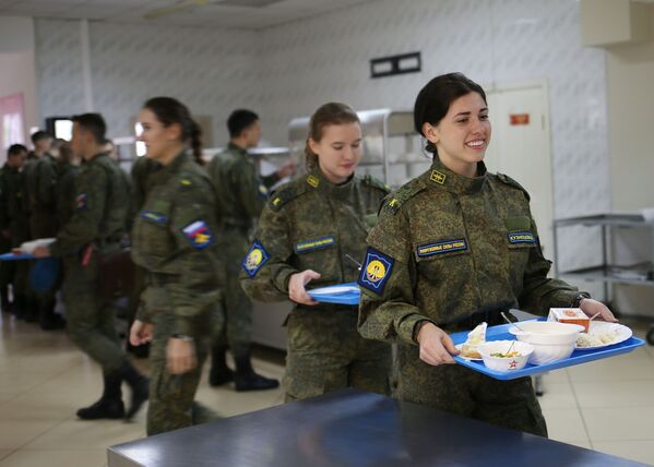 女飞行员学员在克拉斯诺达尔高等军事航空飞行学校的食堂里 - 俄罗斯卫星通讯社