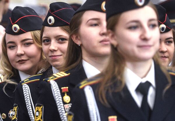 士官武备学校的女学员们在证书颁发仪式上 - 俄罗斯卫星通讯社