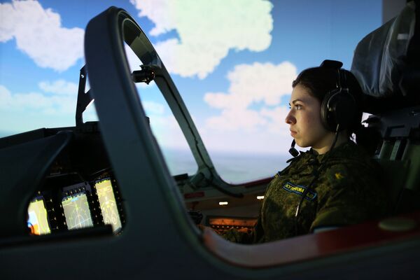 在飞行训练中心上课的女学员 - 俄罗斯卫星通讯社