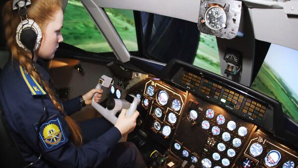 Девушка-курсант во время занятий на новом тренажёрном комплексе самолёта Л-410 в Краснодарском высшем военном авиационном училище - 俄罗斯卫星通讯社
