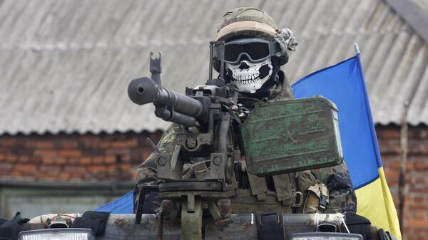 Украинский военный в маске на БТР в районе Дебальцево Донецкой области - 俄羅斯衛星通訊社