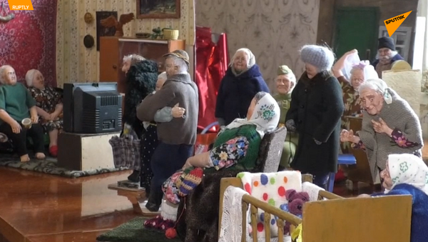 感人的西伯利亚老奶奶娃娃 - 俄罗斯卫星通讯社