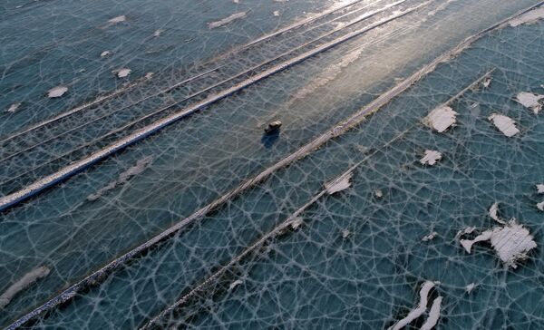 俄罗斯司机在叶尼塞河冰面上淡定驰骋 - 俄罗斯卫星通讯社