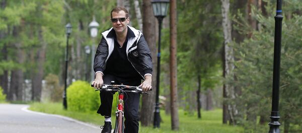 Дмитрий Медведев на велосипеде Дмитрий Медведев на велосипеде - 俄罗斯卫星通讯社