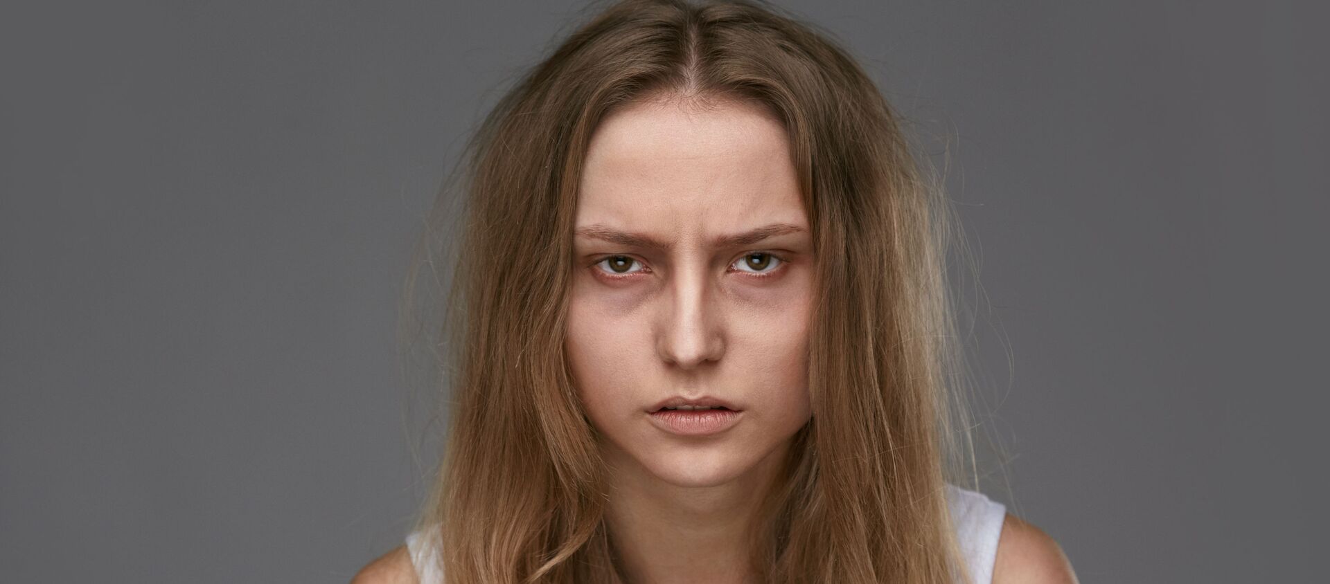 Уставшая девушка с синяками под глазами - 俄羅斯衛星通訊社, 1920, 07.02.2021