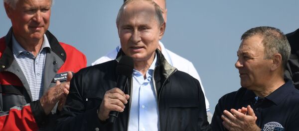 Президент РФ Владимир Путин выступает на митинге-концерте по случаю открытия автодорожной части Крымского моста - 俄罗斯卫星通讯社