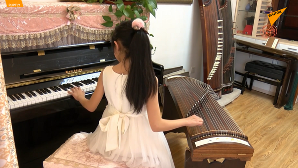 中國小神童：左手彈鋼琴右手彈古箏 - 俄羅斯衛星通訊社