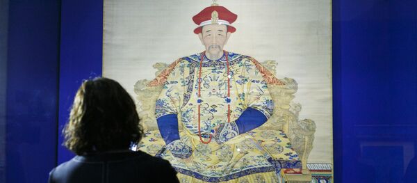一名女参观者在看乾隆皇帝的肖像 - 俄罗斯卫星通讯社