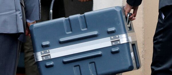Men unload a case containing the black boxes from the crashed Ethiopian Airlines Boeing 737 MAX 8 outside the headquarters of France's BEA air accident investigation agency in Le Bourget - 俄罗斯卫星通讯社
