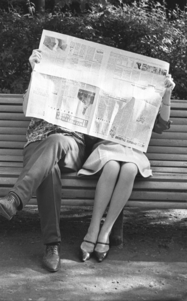 1964年莫斯科公园长椅上的恋人 - 俄罗斯卫星通讯社