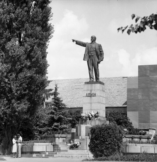 1983年，恋人在乌克兰社会主义共和国的列宁纪念碑下约会 - 俄罗斯卫星通讯社