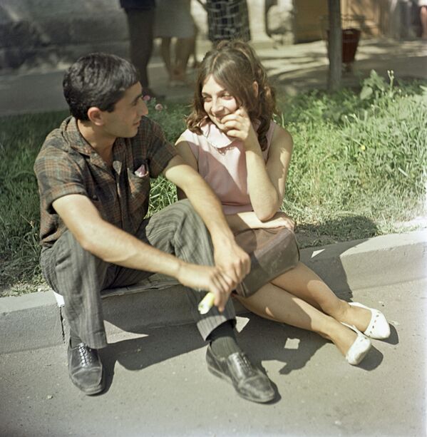 1969年亚美尼亚苏维埃社会主义共和国闲庭信步的年轻人 - 俄罗斯卫星通讯社